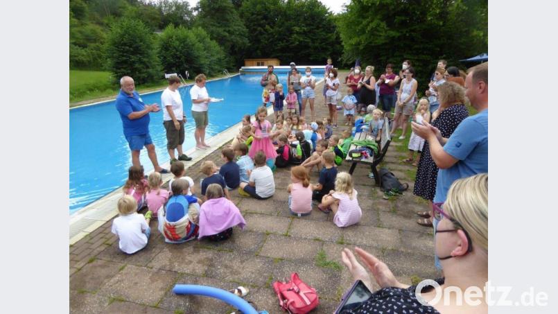 Einer großen Nachfrage erfreuen sich die Schwimmkurse des Fördervereins Freibad Etzelwang und der Wasserwacht im Freibad Etzelwang. Bild: sre