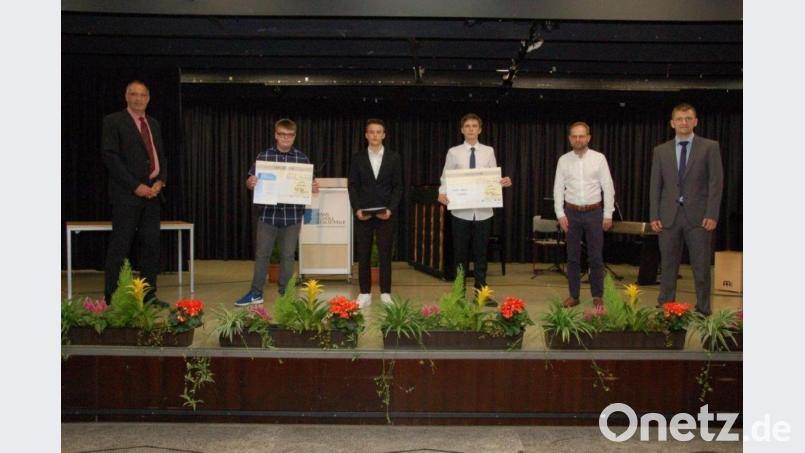 Freude bei der Abschlussfeier (von links): Schulleiter Michael Meier, Luis Wittmann (Förderpreisträger), Luca Feilhuber (Schulbester), David Holewik (Förderpreisträger), Vorsitzender Martin Stich und stellvertretender Schulleiter Christopher Kick. Bild: exb/Herr Reichl