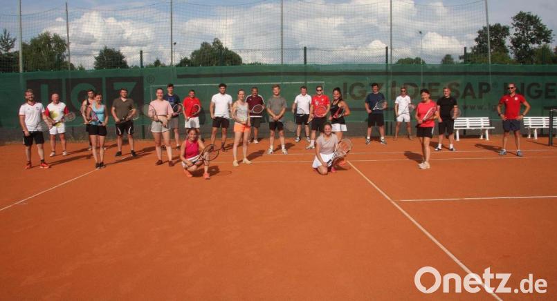Einen Beitrag, damit aus dem Tennis-Gaudi-Turnier der DJK auch ein Spaß für alle wurde, leisteten die zahlreichen Helfer, Teilnehmer und auch das Wetter. Bild: wro