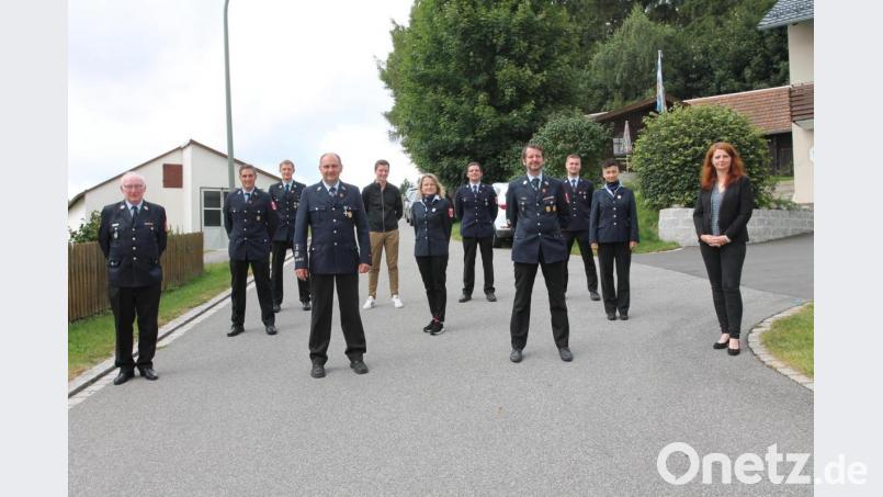Andreas Götz (Vierter von links), auch Kreisbrandmeister für Ausbildung, ist nach wie vor Kommandant der Feuerwehr Neudorf. Bild: pi