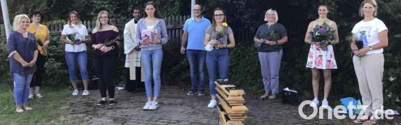 Praktikantin Latisha Behnke (Sechste von rechts) und Erzieherin Natalie Götz (Zweiter von rechts), wurden von ihren Kolleginnen sowie Pfarrer Pater Anish George und Kirchenpfleger Stefan Kausler verabschiedet. Bild: soj