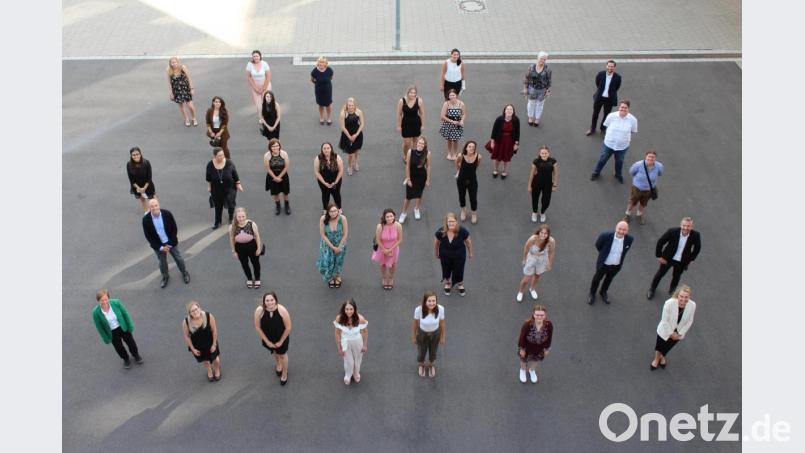 29 junge Frauen und ein junger Mann haben die Ausbildung zur Operationstechnischen Assistenten und Krankenpflegehelfern bei der Kliniken Nordoberpfalz AG abgeschlossen. Bild: exb/Kliniken Nordoberpfalz, Michael Reindl