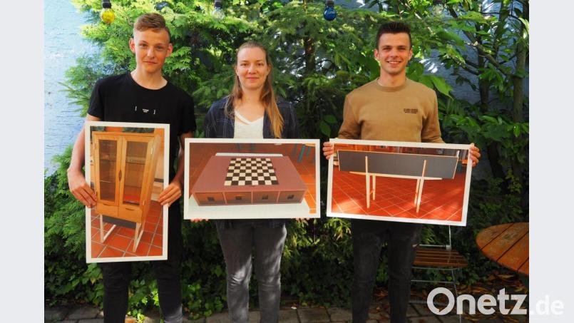Die Sieger des Wettbewerbs &quot;Die gute Form&quot; zeigten ihre Arbeiten. Preisträgerin Nummer Eins war Lena Hartmannsgruber, rechts daneben
der zweite Preisträger Elija Hammer und links Tim Schlesinger auf Platz drei. Bild: Bühner