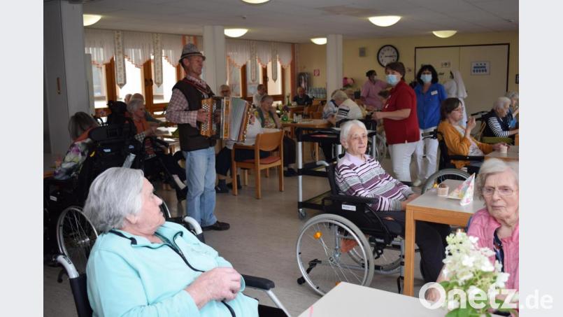 Mit seiner Böhmischen sorgte Rudi Lottner beim italienischen Nachmittag im St.-Johannis- Stift für beste Stimmung. Bild: bnr