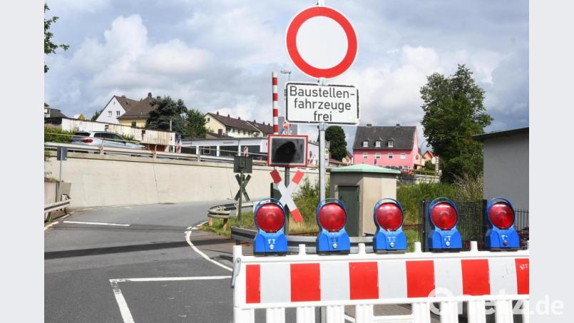 Die Verbindungsstraße zwischen Christian-Seltmann-Straße und dem Weidingweg in Weiden bleibt weiterhin gesperrt. Die Arbeiten an der Stützmauer dauern noch bis kommende Woche. Bild: Gabi Schönberger