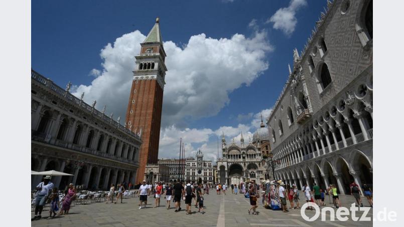 Touristen besuchen den Markusplatz. Symbolbild: Alberto Lingria/XinHua/dpa