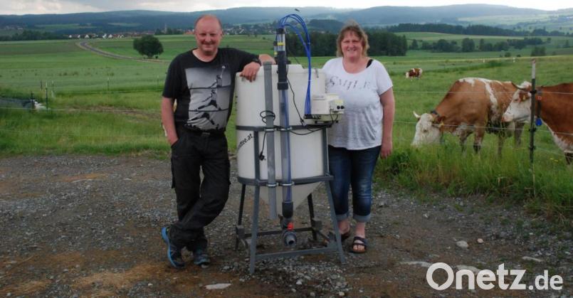 Eine Komponente der regenerativen Landwirtschaft ist der Komposttee, der zur Stärkung der Pflanzen ausgebracht wird. Reinhard Häupl und seine Frau Hermine schwören darauf. Bild: cvl