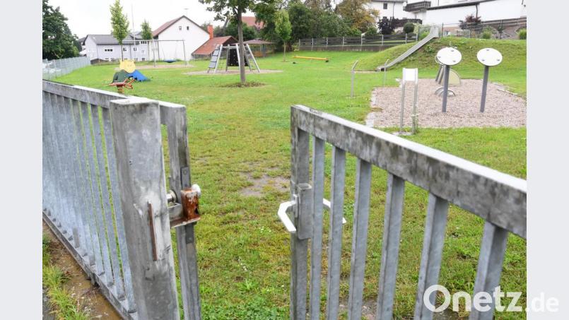 Eng ist der Eingang zum großzügigen Spielplatz an der Rastenhofer Straße. Ein paar Sträucher und Sitzgelegenheiten könnten das Areal aufwerten, heißt es im Spielraumkonzept der Stadt. Bild: Gabi Schönberger