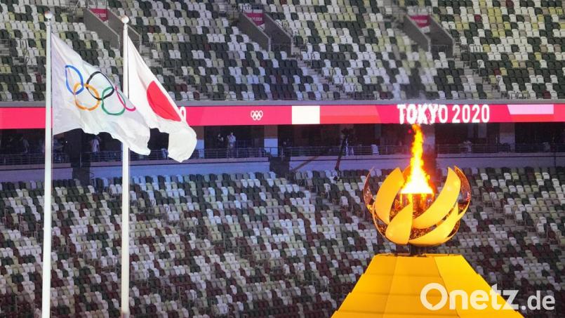 Das olympische Feuer lodert, die Sitze im Tokioter Nationalstadion aber bleiben leer. Ob die Spiele die Sportredaktion trotzdem gepackt haben? Fabian Leeb und Florian Bindl sind unterschiedlicher Ansicht. Bild: Michael Kappeler/dpa
