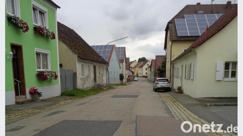 Die Bahnhofstraße in Winklarn mit Blick in Richtung Schneeberg. Für 2022 steht die Sanierung der Straße in der Finanzplanung. Bild: amö