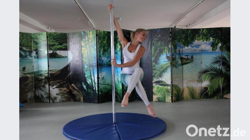 Fitnesstrainerin Tina Seitz praktiziert seit einigen Jahren begeistert Pole Dance. In ihrem Studio in Tirschenreuth bietet die Trainerin Kurse für das Tanzen an der Stange an. Bild: kro