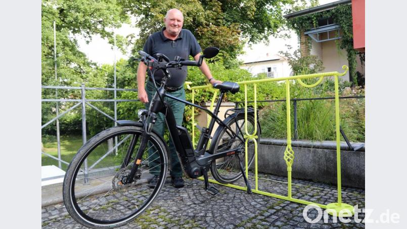 Der Fahrradständer, in dem für Fred Ziegler typischen Gelb, erfüllt viele Kriterien. Er ist ein funktionales Kunstwerk aus upgecycltem Material. Bild: Gerhard Götz
