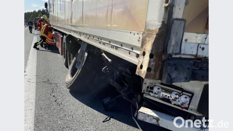 Auf der A6 bei Illschwang hat es am Donnerstag einen Unfall zwischen einem Pkw und einem Lkw gegeben. Bild: Verkehrspolizei Amberg/exb