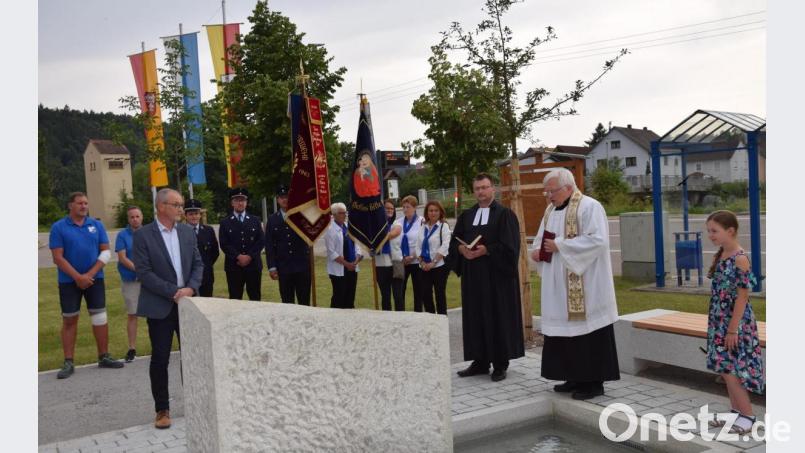 Pfarrer Gottfried Schubach und sein evangelischer Kollege Alfredo Makikosky segneten den Dorfplatz Vilshofen. Riedens Bürgermeister Erwin Geitner sprach von einer enormen Aufwertung für die Ortschaft Vilshofen. Bild: bö