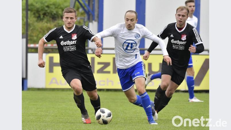Der SV 08 Auerbach um Spielertrainer Michael Keil (Mitte) besiegte den SSV Paulsdorf mit 3:0 und feierte damit eine gelungene Generalprobe für das Pokalduell am Dienstag gegen den Regionalligisten SpVgg Bayreuth. Archivbild: Hubert Ziegler