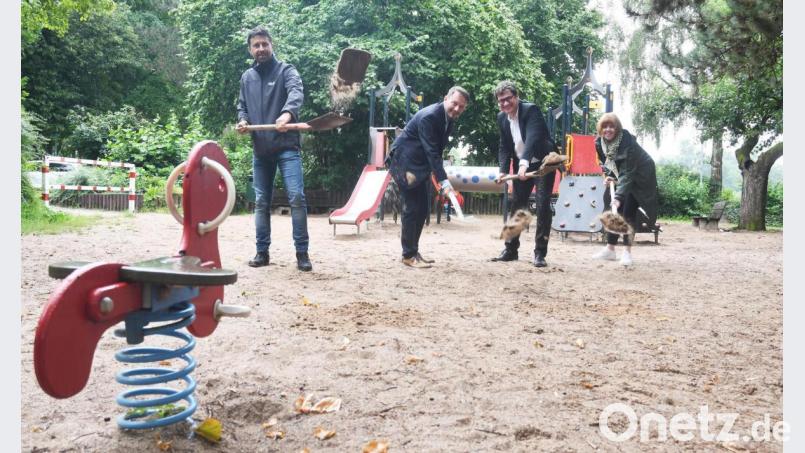 Beim symbolischen Spartenstich auf dem Spielplatz im Max-Reger-Park eröffnen Tiefbauamtsleiter Hubert Grillmeier, Oberbürgermeister Jens Meyer, Planungsdezernent Oliver Seidel und Klaudia Schmidt von der Landschaftsbaufirma Schmidt (von links) die Baustelle. Bild: Gabi Schönberger