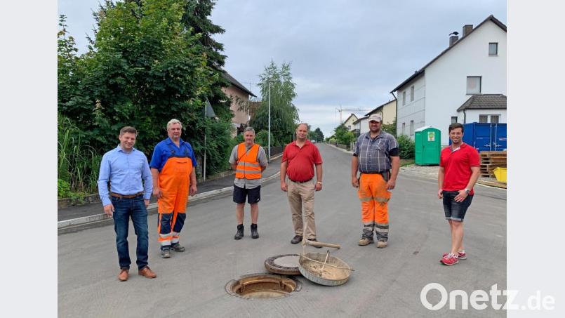 Foto, Tobias Reitmeier, v. l.: Schwarzenfelds 1. Bürgermeister Peter Neumeier, Wasserwart Georg Greger, Helmut Schatz, Bauleiter des Planungsbüros Seuss Ingenieure aus Amberg, Wolfgang Schatz und Tobias Aurich von der Baufirma Schatz aus Kögl zusammen mit Bauamtsleiter Stefan Bartl-Schöls bei der Abnahme der Baumaßnahme. Bild: Reitmeier/exb