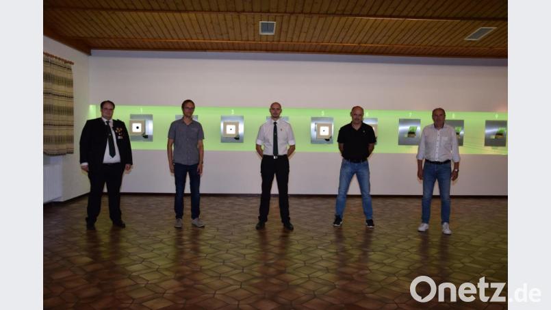 Gauschützenmeister Stefan Brandmiller (links) gratulierte Roland Fichtl (Mitte) zur Wahl zum Schützenmeister. Hubert Pühler (Zweiter von rechts) bleibt stellvertretender Schützenmeister, Manuel Arnold (Zweiter von links) wird Sportleiters. Stellvertretender Bürgermeister Roman Bauer (rechts) gratuliert. Bild: fla