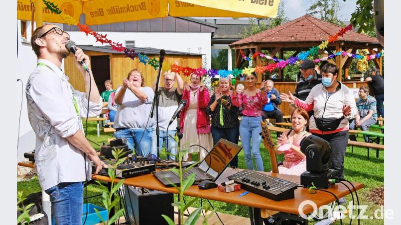 Gute Stimmung herrschte beim Sommerfest der Dr. Loewschen Werkstätten, links DJ Pauls. Bild: twi