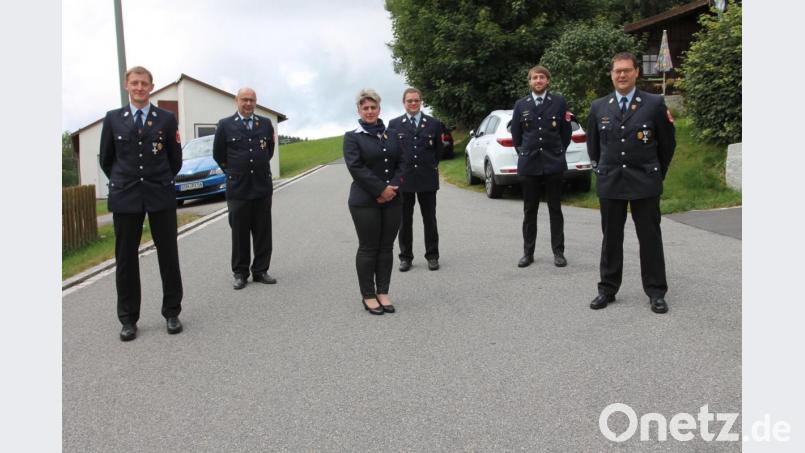 Kerstin Zetzl (Dritte von links) und David Piehler (Zweiter von rechts) sind neu in der Vorstandschaft der Feuerwehr Neudorf. Bild: pi