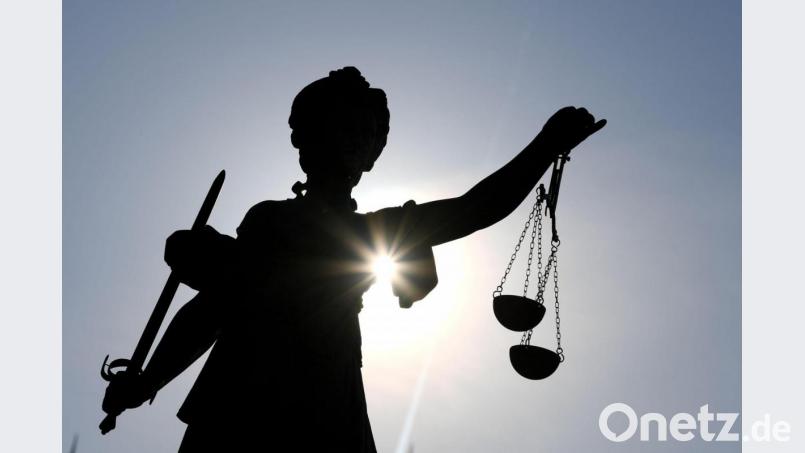 Im Dezember 2020 wurde in Regensburg ein Baby in einer Mülltonne gefunden. Nun muss die Mutter vor Gericht. Symbolbild: Arne Dedert/dpa