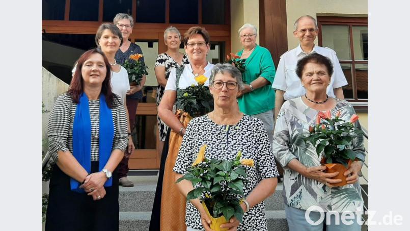 Bei der nachgeholten Jahreshauptversammlung des Frauenbunds wurden langjährige Mitglieder geehrt: Vorsitzende Gerlinde Siegert, Marianne Schlaffer und Heidi Flierl (vorne von links), Vorsitzende Irmgard Sellmeyer, Sieglinde Meier, Stadtpfarrer Johann Hofmann (mittlere Reihe von links), Christa Meier, stellvertretende Diözesanvorsitzende Monika Schmidpeter und Christine Ritz (hinten von links). Bild: u