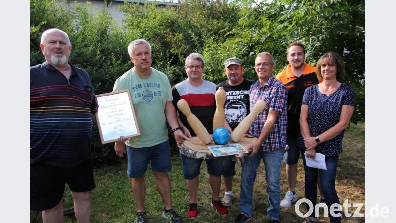 Der KV Oberlauterbach aus dem Vogtland hatte für den KC 1971 Kegel-Skulpturen aus Holz mitgebracht. Darüber freuten sich KC-Ehrenvorsitzender Stefan Kreiner (links), KC-Vorsitzende Claudia Preisinger (rechts) und ihr Stellvertreter Andreas Skrobatz (Zweiter von rechts). Bild: kro