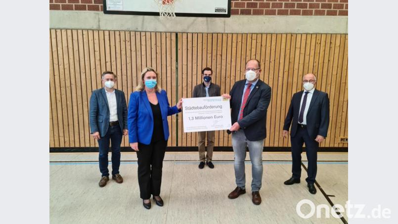 Landtagsabgeordneter Tobias Reis, Staatsministerin Kerstin Schreyer, Landtagsabgeordneter Stephan Oetzinger, Bürgermeister Thorsten Hallmann und stellvertretender Landrat Albert Nickl (von links) freuen sich über 1,32 Millionen Euro für Schwarzenbach. Bild: sne