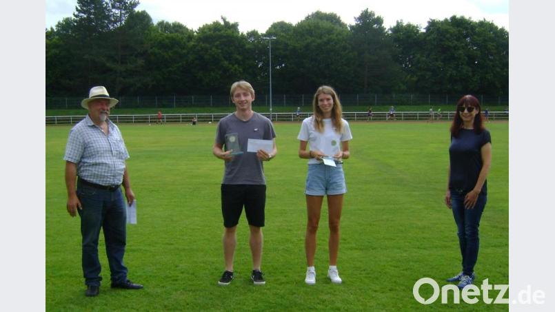 Lena Schubert (Zweite von rechts) und Jonas Lell (Dritter von rechts) dürfen sich über ihre Auszeichnungen freuen. Bild: mbm