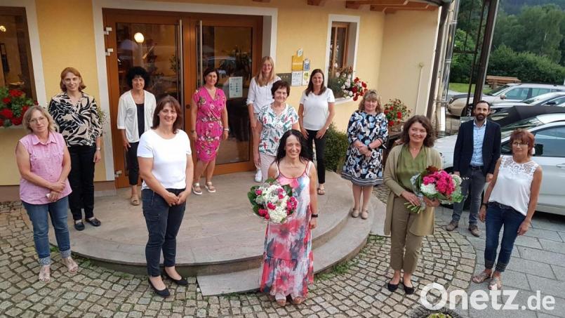 Der neue Vorstand der Frauen-Union Moosbach wartet auf ein Ende der Pandemie. Die neue Vorsitzende ist Ulrike Guttenberger (rechts mit Blumenstrauß). Bild: gi