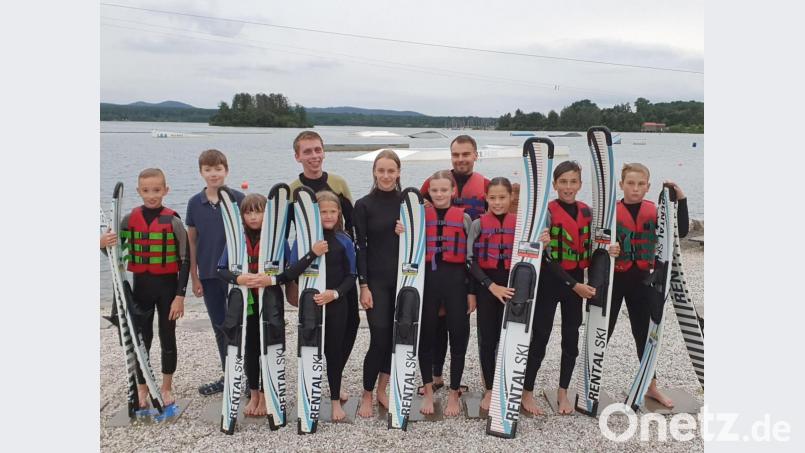In den Ferien Wasserski fahren: Den Jugendlichen machte es mächtig Spaß. Bild: Josef Maier/exb