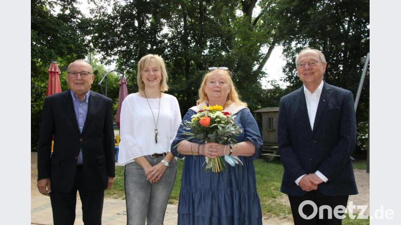Anerkennung zollten der scheidenden Leiterin von Haus Nazareth, Gudrun Kosche (Zweite von rechts) Pfarrer Ludwig Gradl, die Caritas-Geschäftsführerin der Diözese Regensburg, Margit Meyer, und Kirchenpfleger Günter Preißl (von rechts). Bild: ads