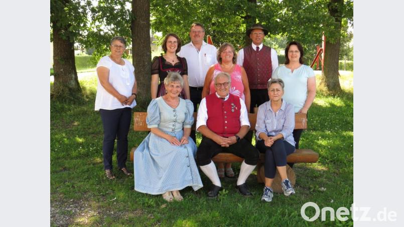 Der neue Vorstand des HTV Erika Sorghof (stehend, von links): Brunhilde Unterburger, Susanne Suttner, Bürgermeister Hans-Martin Schertl, Doris Forster, Peter Fink und Asta-Magdalena Suttner; sitzend (von links): Gisela Pretsch, Vorsitzender Karl-Heinz Unterburger und Viola Platzer. Bild: Willi Ertl