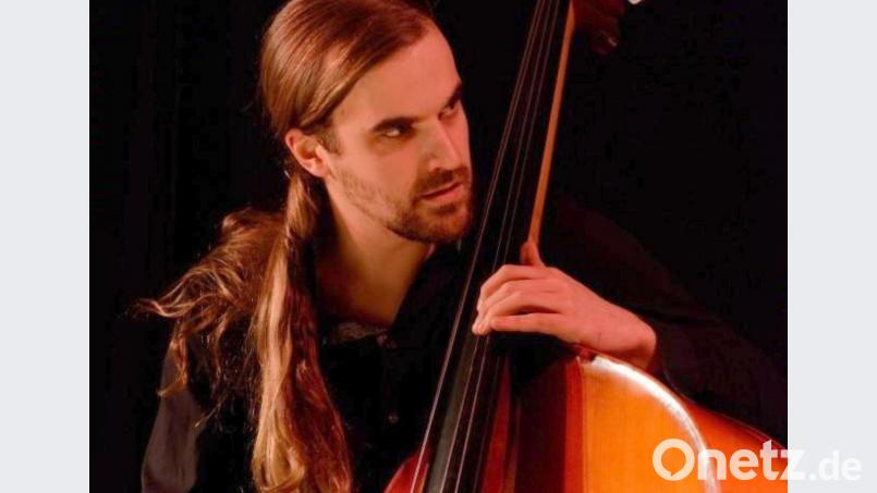 Kontrabassist Jonathan Sell und seine Mitstreiter wollen das Publikum beim ersten Konzertabend in Winklarn mit ihrer Improvisationskunst überraschen. Bild: Torsten Redler
