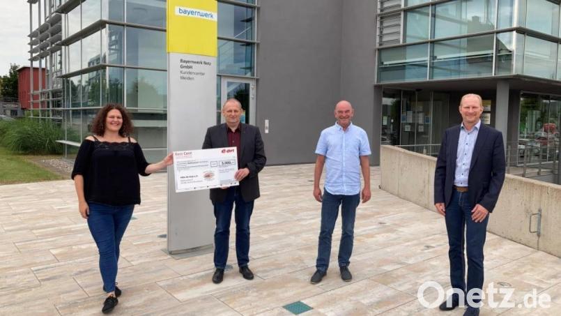 5.000 Euro für Kampf gegen Leukämie: Michael Sporrer von &quot;Hilfe für Anja&quot; erhielt vom Bayernwerk einen Spendenscheck zur Unterstützung bei den weiteren Typisierungen. Bild: exb/Bayernwerk AG