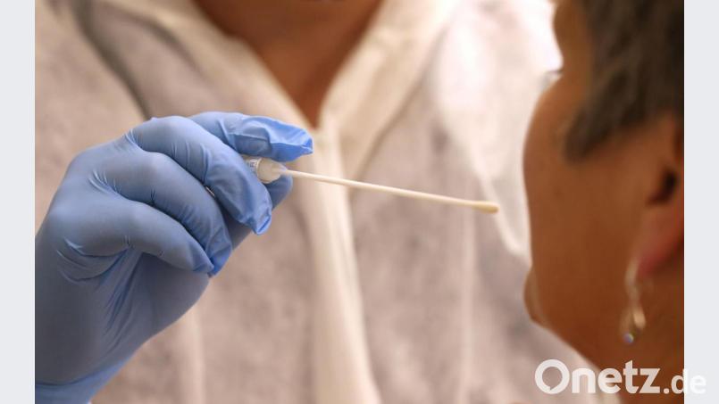 Ein Arzt macht einen Abstrich für einen Corona-Test. Laut Robert-Koch-Institut wurden für Montag, 9. August, keine Neuinfektionen mit dem Virus gemeldet, weder in Amberg noch in Amberg-Sulzbach. Symbolbild: Karl-Josef Hildenbrand/dpa
