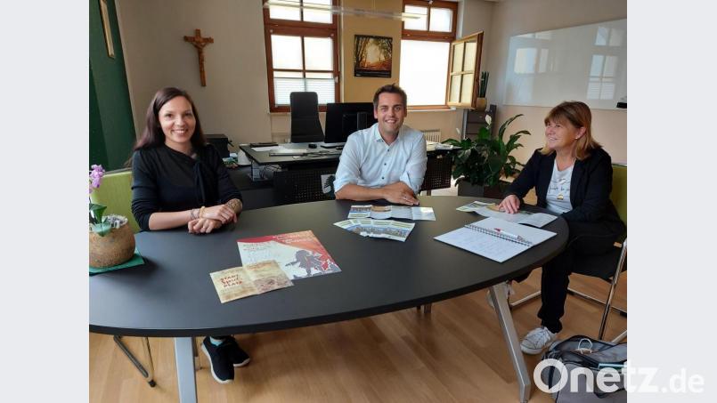 Sigrid Breitschafter (rechts) von der Touristinformation stellt zusammen mit Bürgermeister Rudolf Teplitzky und Margit Boch (Stadtmarketing) den neuen Flyer zur Freizeit- und Feriengestaltung vor Bild: lg