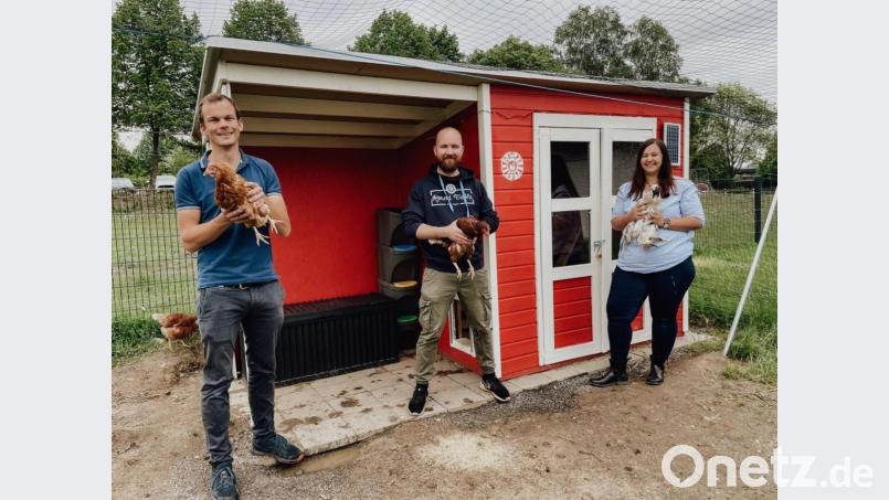 Oliver von Bornstädt und Benedikt Gruber – beide vom "Round Table 185 Schwandorf"– und Einrichtungsleiterin Sandra Dollmann (von links) freuen sich über den gelungenen Bau. Bild: Ingrid Radlinger/exb