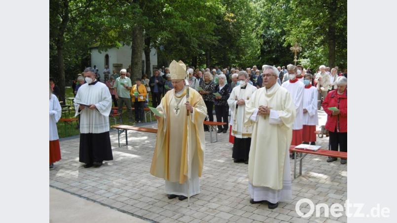 Bischof Rudolf Voderholzer war am ersten Sonntag gern zum Pontifikalhochamt auf den Frohnberg gekommen. Bild: mma