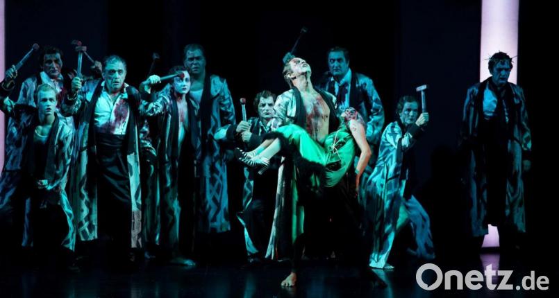 Christopher Oellerich (vorne, Mitte) aus Weiden spielte bei den Bregenzer Festspielen in dem Stück "Nero" mit. Bild: Bregenzer Festspiele Karl Forster/exb