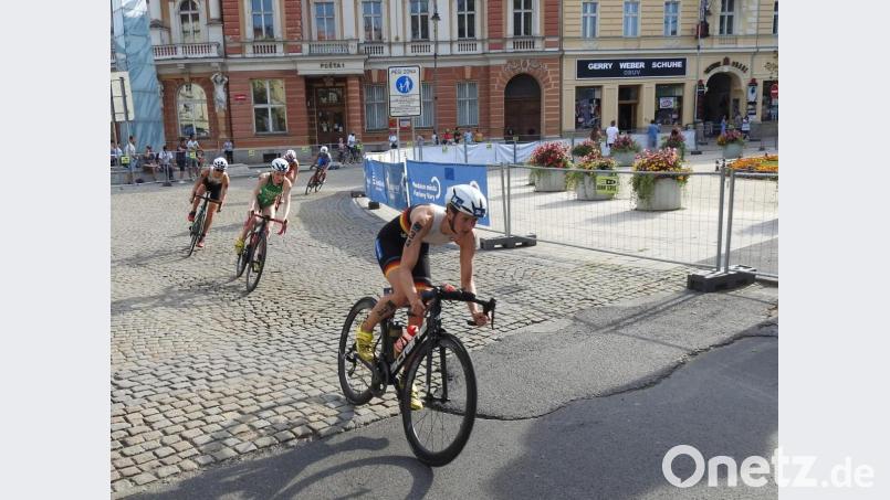 Marlene Gomez Islinger (vorne) liegt in Führung: Die Radstrecken in Triathlon-Wettkämpfen sind aufgrund von vielen Kurven, Wendepunkten und unterschiedlichen Straßenbelägen sehr anspruchsvoll. Bild: Gomez Islinger