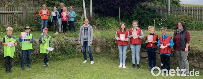 Die Betreuerinnen bedankten sich bei den Kindern für ihre engagierte Teilnahme und überreichten an die Kinder, die alle Gewinner waren, Ehrenmedaillen und Ehrenurkunden. Bild: soj