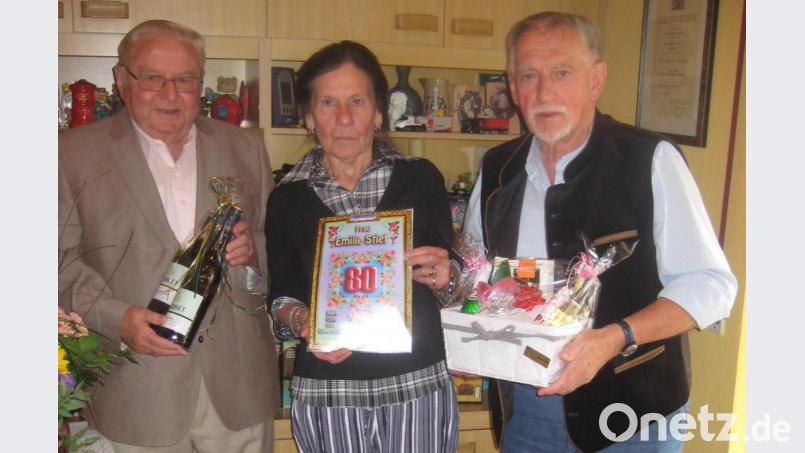 Der Jubilarin Emilie Stief gratulierten im Namen des DGB und der Vereinten Dienstleistungsgewerkschaft Erich Bäumler (rechts) und Andreas Weber (links). Bild: awb