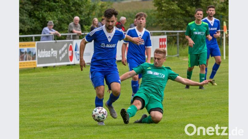Schwarzhofens Torjäger Christoph Gietl (links) will auch gegen Schalding-Heining seinen Tor-Instinkt unter Beweis stellen. Gegen den Regionalligisten ist der SVS Außenseiter. Bild: Guenter Uschold