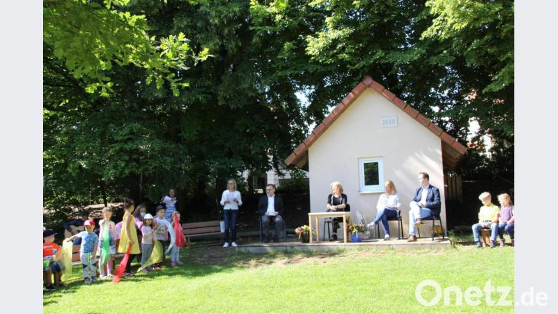 Die Kinder der Kita Christkönig verabschiedeten Kinderpflegerin Lucia Toth (Mitte) mit Tanz, Liedern und symbolischen Geschenken in den Ruhestand. Bild: ads