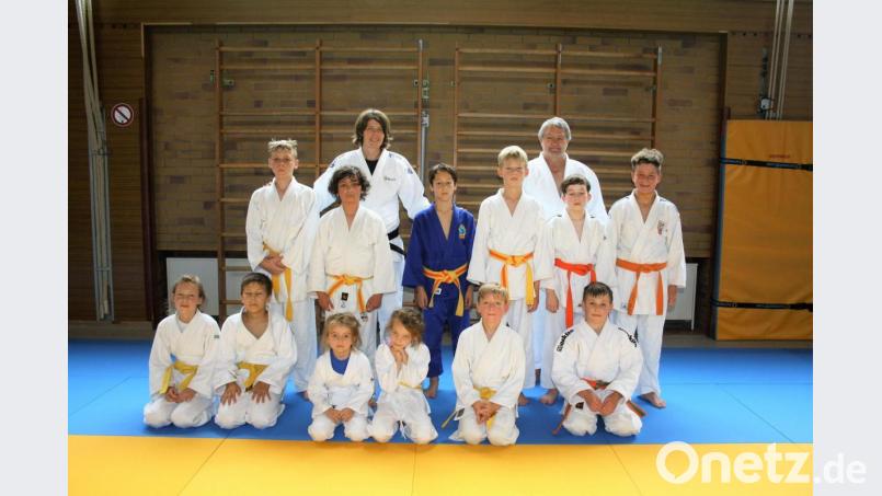 Die acht- bis dreizehnjährigen Teilnehmer mit Landestrainerin Claudia Straub und DJK-Trainer Manfred Schmid Bild: tra