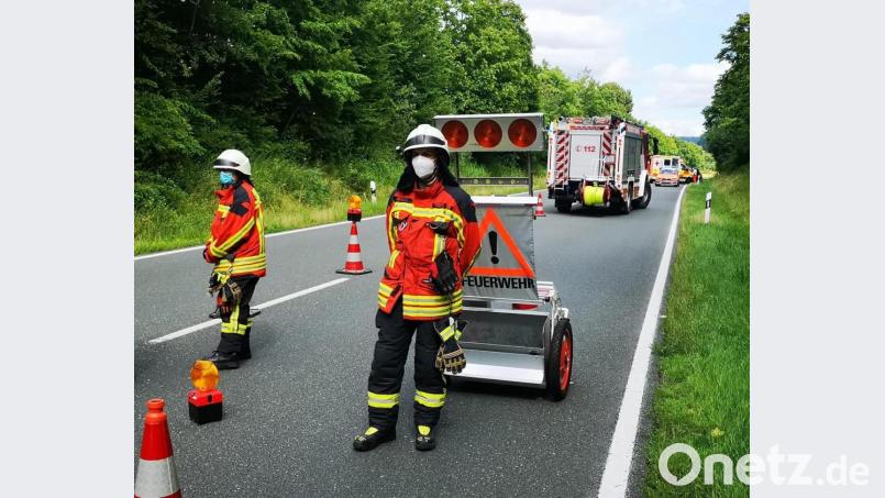 Während sich der Notarzt um den medizinischen Notfall kümmerte, regelte die Kemnather Feuerwehr den Verkehr auf der B 22. Bild: mde