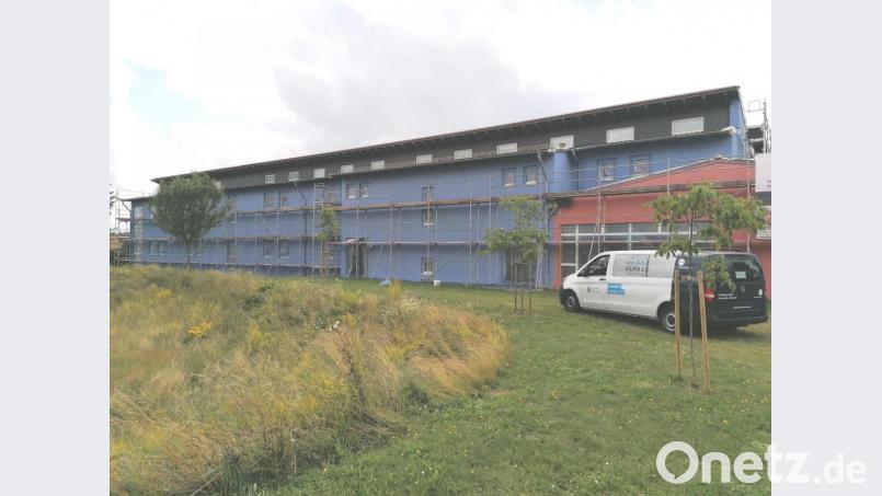 Die Ostseite der Grundschule ist bereits eingerüstet. Bis zum Ende der Sommerferien soll die komplette Fassade der Grundschule Ursensollen und der Sporthalle ausbessert und neu gestrichen werden. Bild: ua
