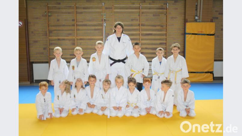 Die fünf- bis siebenjährigen Judoka mit Landestrainerin Claudia Straub. Bild: tra