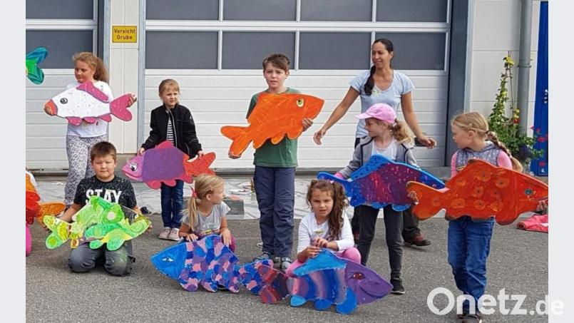 Katharina Hage freute sich über die schönen Fische der kleinen Malkünstler. Bild: jzk